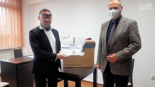 Karniewo przekazało kombinezony ochronne dla szpitala w Makowie Mazowieckim