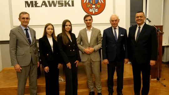 Katarzyna Piłkowska na czele Młodzieżowej Rady Powiatu Mławskiego. To była historyczna, pierwsza sesja.