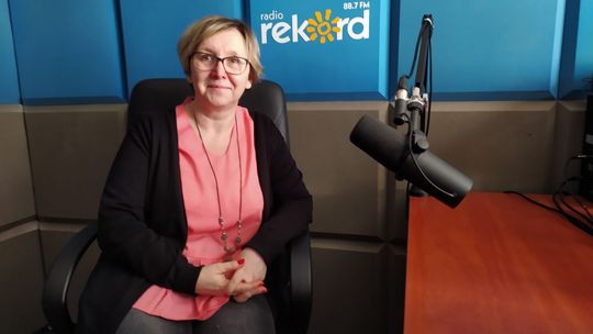 Katarzyna Stawicka (Szkoła STO) z dziećmi z Ukrainy