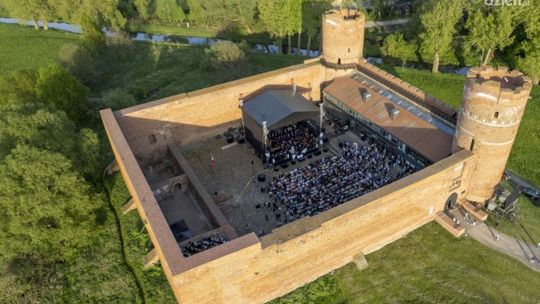 Kayah rozgrzeje Ciechanów w Dniu Flagi! Bezpłatny koncert na dziedzińcu zamku