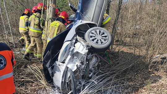 Kierowca i pasażer ciężko ranni. Wypadek na ul. Piekiełko w Mławie