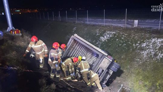 Kierowca ranny, część bydła padła. Poważny wypadek na siódemce