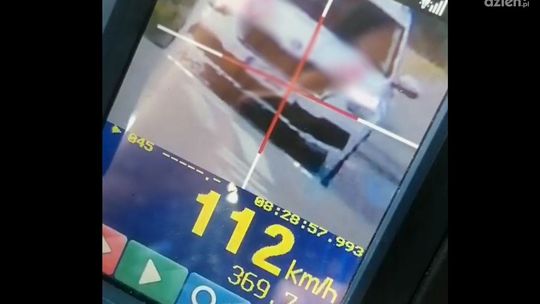 Kierowca skody pomylił gminną drogę z torem wyścigowym