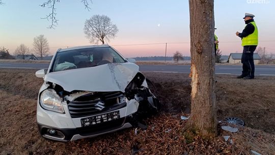 Kierowca w szpitalu po zderzeniu jego auta z drzewem