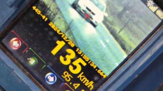 Kierowca w terenie zabudowanym rozwinął prędkość do 135 km/h. Policjanci go zatrzymali i zabrali prawo jazdy