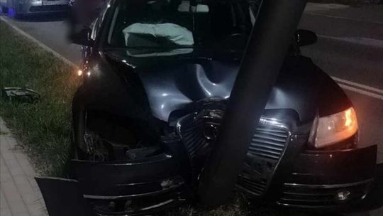 Kierowca z ponad 2 promilami alkoholu uderzył w latarnię w Ciechanowie