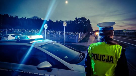 Policja przy drodze obok cmentarza