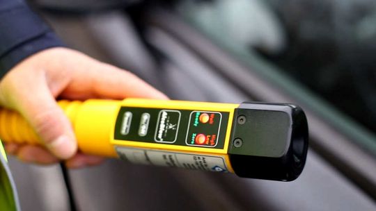 Policjant z alkomatem