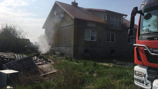 Kilkanaście minut temu straż pożarna została wezwana do pożaru domu jednorodzinnego w Szulmierzu