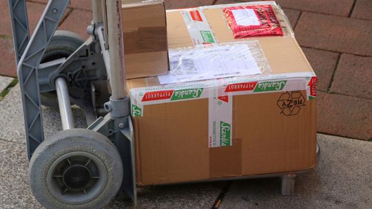 Kobieta podająca się za kuriera okradła 83-latka. Policja ostrzega przed metodą "na przesyłkę"