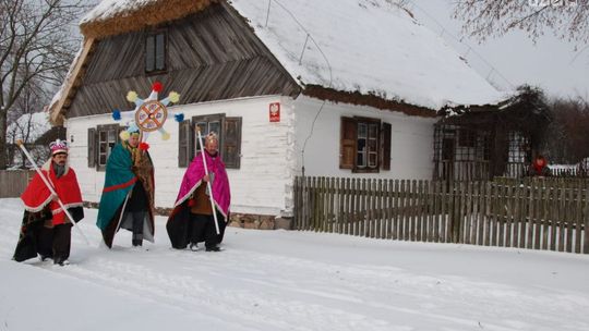Kolędnicy wędrujący od domu do domu to już wygasająca tradycja