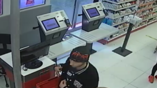 Kolejny złodziej perfum. Policja publikuje zdjęcia z monitoringu