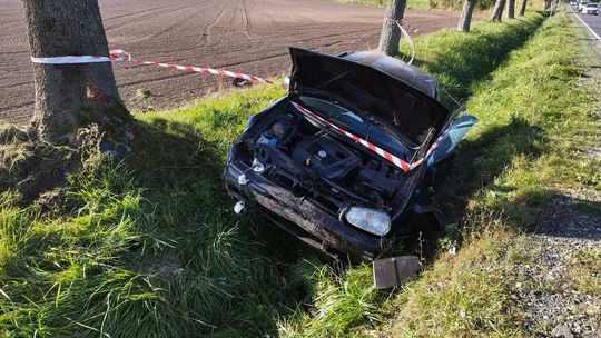 Kolizja drogowa w Rąbieżu, na miejscu rozbity samochód