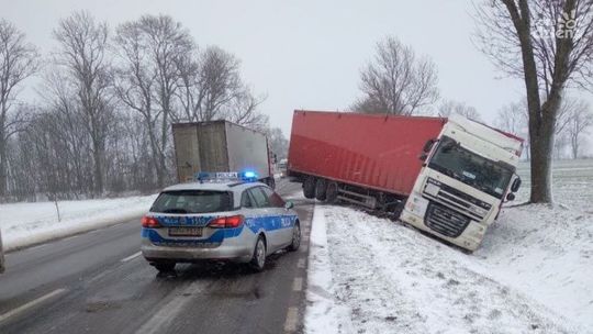 Kolizje w Ujazdówku i Gostkowie. Trudne warunki na drogach