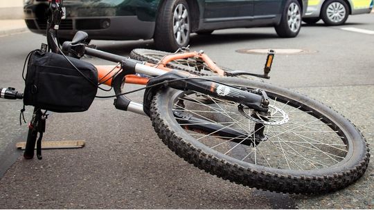 Kompletnie pijany rowerzysta uderzył w toyotę
