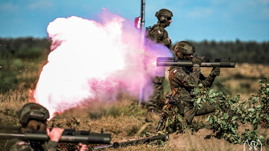 Żołnierz WOT podczas ćwiczeń w mieście