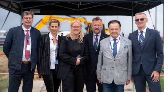 Sześć osób, wśród nich marszałek Adam Struzik, podczas wydarzenia na lotnisku Warszawa-Modlin