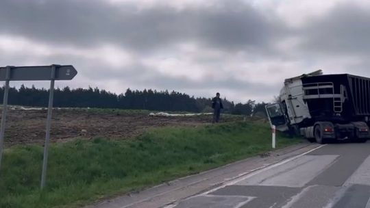 Korki w stronę Ciechanowa. Tir w rowie, utrudnienia potrwają nawet kilka godzin