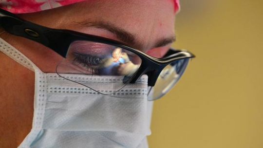 Koronawirus. 30 tys. rękawiczek i 100 gogli dla szpitala