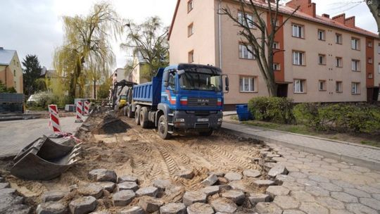 Kostka brukowa zamiast płyt. Trwa remont drogi za Halą Pułtuską