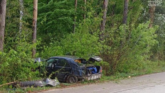 Koszmarny wypadek pod Różanem - mercedes roztrzaskał się o drzewo w Podborzu