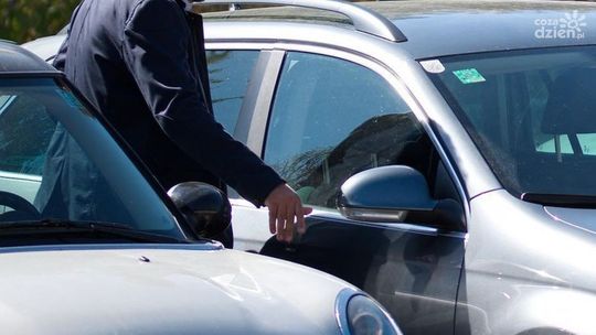 Kradł, bo nigdzie nie pracuje. Polował na niezamknięte auta