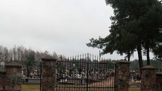 Kradły znicze i ozdoby z cmentarza. Zostały złapane na gorącym uczynku