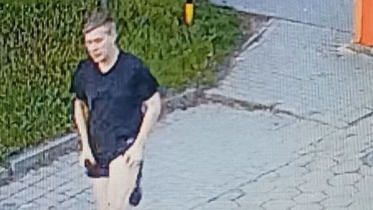 Kradzież motoroweru w Ciechanowie. Policja publikuje wizerunek sprawcy i prosi o pomoc