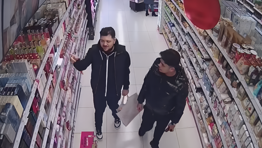 Kradzież perfum w Mławie – policja szuka sprawców! Jest nagranie z monitoringu