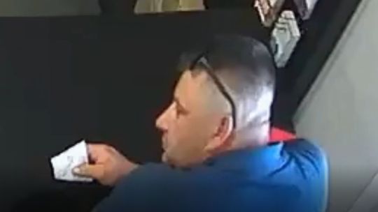 Kradzież w sklepie AGD RTV w Mławie. Trwa poszukiwanie sprawcy