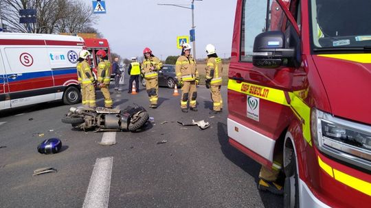 Kraksa na 50-tce. Motorowerzysta w szpitalu