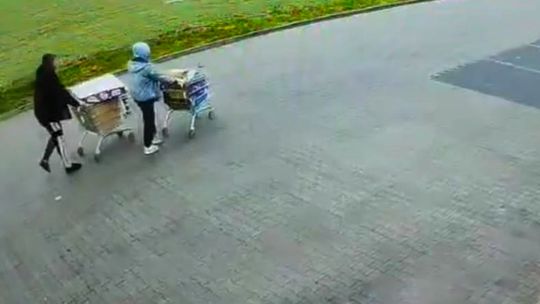 Kryminalny duet w Raciążu: Pracownica sklepu zdemaskowała złodziei z wózkami pełnymi napojów