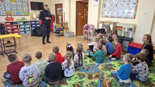 Wizyta policjantów w przedszkolu w Morawach