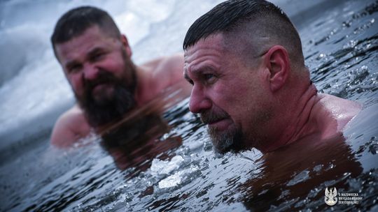 Lekcja przetrwania od rekordzisty Guinnessa: Żołnierze w lodowatym jeziorze Lekcja przetrwania od rekordzisty Guinnessa: Żołnierze w lodowatym jeziorze