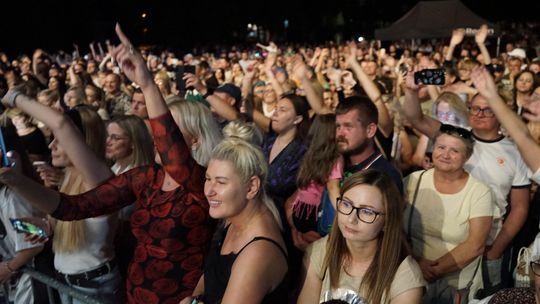 Publiczność bawiąca się podczas koncertu