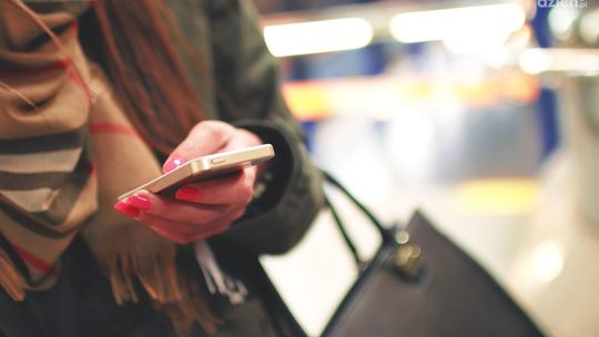 „Mamo, telefon wpadł mi do toalety…” – oszuści wyłudzili prawie 7 tysięcy złotych