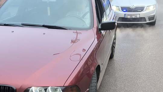 Auto z głośnym wydechem podczas kontroli policji