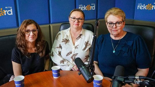 Trzy gościnie z Krasińca siedzą przy stole z mikrofonami w studiu Radia Rekord Mazowsze.