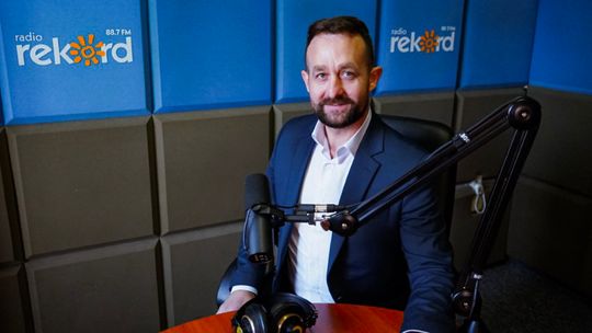 Mariusz Olszewski przy mikrofonie w studiu Radia Rekord Mazowsze