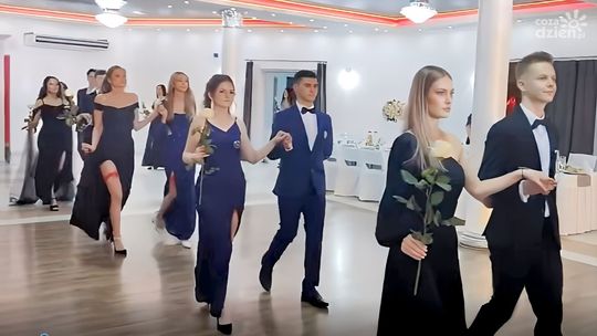 Maturzyści 2025 ZST CKU w Ciechanowie tradycyjnie rozpoczęli Studniówkę