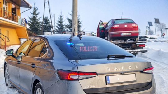 Auto na lawecie i policyjne auto