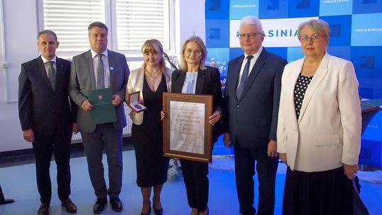 Marzanna Zmysłowska i przedstawiciele I LO w Ciechanowie podczas wręczenia Medali Pro Masovia