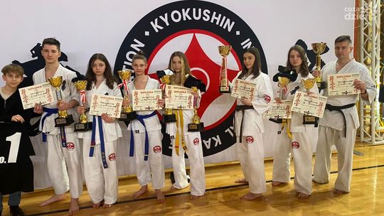 Medalowy początek roku ciechanowskich karateczek i karateków