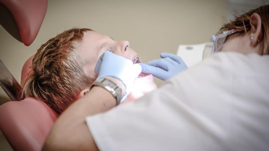 Dziecko na fotelu dentystycznym