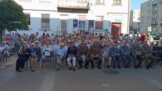 Mieszkańcy Ciechanowa i powiatu zaśpiewali dla Bohaterów. 6. edycja „Polskich kwiatów”