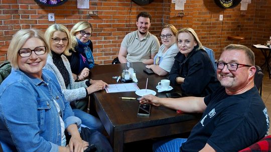 Mistrzowie wiedzy i wielkie serca. Finał sezonu PubQuizu w Ciechanowie wspiera Dominika