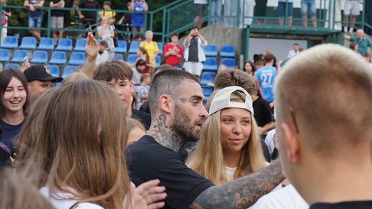 MKS Ciechanów wygrywa 2:0 z Mazurem Radzymin. Na boisku także KrzyKrzysztof z ekipy Quebonafide