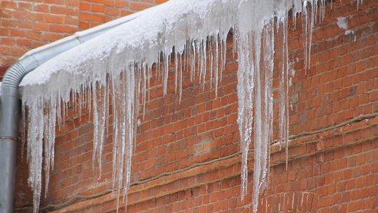 Mława apeluje o usuwanie śniegu zalegającego na dachach Mława apeluje o usuwanie śniegu zalegającego na dachach