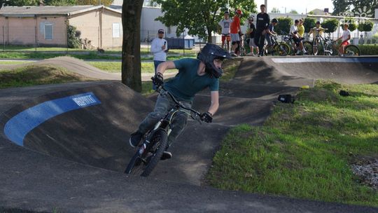 Mława. Mnóstwo młodzieży na otwarciu pumptracku