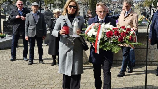 Mława pamięta Katyń. Uroczyste obchody 85. rocznicy zbrodni na cmentarzu